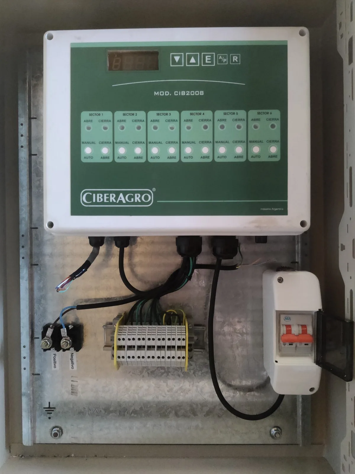 Controlador CiberAgro instalado en un tablero de la instalación